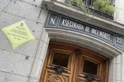 Placa que recuerda a Maximino Peña en la calle Arenales de Madrid.