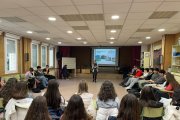 Encuentro de Laura Morón (Autoescuela Morón) con alumnos del IES Virgen del Espino.
