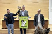 El director de la Feria de Valladolid, Alberto Alonso, en el medio, junto al presidente de la Sociedad Canina Castellana, Tomás Domínguez, y el responsable de Avesaurio, Arturo Pascual, en la presentación de Fimascota.