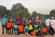 Ciudadanos de Gambia con las camisetas que ha donado el C.D. San José.