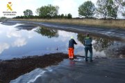 Balsa de purines durante los análisis de la Guardia Civil.