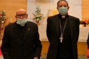 Basilio García, a la izquierda, junto al obispo, Abilio Martinez.