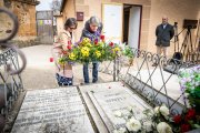 La concejala de Cultura, Gloria Gonzalo, y el alcalde, Carlos Martínez, depositan flores en la tumba de Leonor Izquierdo.