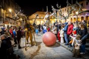 Tres simpáticos dragones jugaron con los niños