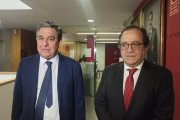 El nuevo presidente del Cacyl, Fernando Rodríguez Santocildes (dcha) junto al presidente saliente, Julio Sanz Orejudo, minutos después de la votación en el ICVA.