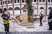 Algunas personas viendo cómo ha quedado la recolocación del busto.