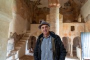 El poeta soriano Fermín Herrero, en la ermita de San Baudelio de Berlanga.