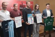 Responsables del C.D. San José junto al concejal de Deportes, Manu Salvador, durante la presentación del torneo.