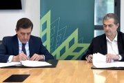 Carlos Martínez Izquierdo y Alberto Santamaría rubrican los acuerdos.