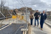 Los procuradores de Soria Ya en el puente de San Esteban dañado por las intensas lluvias.