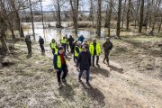 Ejército, técnicos y administraciones en el punto donde se plantea construir un puente provisional en San Esteban.