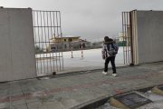 Una niña regresa al colegio este lunes con el patio congelado.