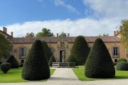 Interior del Palacio y sus jardines, a los que se accede por un enorme portalón desde el exterior.