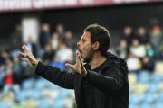 Aitor Calle dando instrucciones a sus jugadores en el transcurso del partido en Pontevedra.