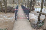Las pasarelas peatonales vuelven a estar cerradas por la subida del agua.