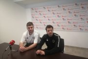 El nuevo portero del equipo, Álex Fernández, junto al preparador amarillo Oriol Castellarnau.