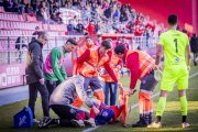 Gexan es atendido en la banda en el momento de producirse la lesión.