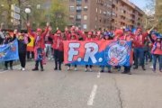 Las peñas del Numancia llegan a Los Pajaritos animando al unísono en su día.