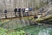 José Manuel Jiménez,responsables de la Junta y alcaldes de Cabrejas, Muriel de la Fuente y Blacos, en la visita al refugio de la Fuentona.