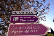 Cartel indicador del Camino del Cid en un pueblo de Soria.