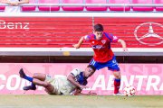 Aitor Seguín en el partido del Numancia ante el Pontevedra en una jugada con Dalisson.