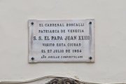 Una humilde placa recuerda la breve visita 'casi papal' del Cardenal Roncalli, cuatro años despues el Papa Juan XXIII.