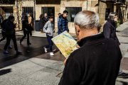 Un turista consulta un plano en la capital.