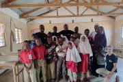 La voluntaria soriana Almudena Gómez, a la derecha, junto a varios alumnos de la escuela Mokowe School for the Mentally Disabled, en Lamu, Kenia.