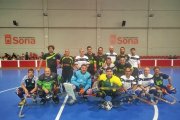 Varios veteranos durante el partido de hockey.