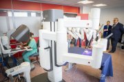 El consejero de Sanidad conoce el robot Da Vinci.