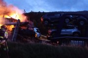 Incendio en un camión que transportaba coches eléctricos.
