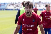 Moha celebra la clasificación del Teruel para la final en el campo del Atlético Baleares.