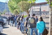 Aficionados del Numancia haciendo cola para retirar entradas.