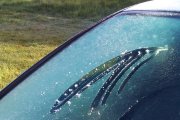 A falta de menos de un mes para el verano, esta es la helada en la luna de un coche en un pueblo de Soria.