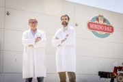 Samuel Moreno Rioja y Samuel Moreno Manrique ante las nuevas instalaciones de Embutidos Moreno Sáez en el PEMA.