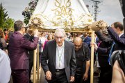 Pasar por debajo de las andas de la imagen de la Virgen de Olmacedo, una tradición en Ólvega.