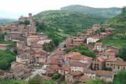 El pueblo se encuentra en el norte de la provincia de Soria a 1.200 metros de altitud, a los pies del puerto de Santa Inés.