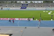 Pineda cruza la línea de meta destacado en primera posición.