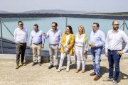 La consejera María González, junto a las autoridades locales, en la balsa del regadío.