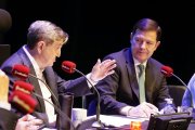 Federico Jiménez Losantos y Alfonso Fernández Mañueco, en 'La Mañana de Federico' de EsRadio desde el Teatro Zorrilla de Valladolid.