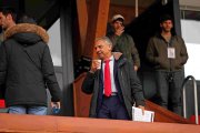 Moisés Israel en el palco de Los Pajaritos en la temporada en Segunda B.