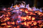 Ascuas de roble dispuestas para el Paso del Fuego en una imagen de archivo.