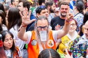 Un peñista marca la puja en el Sábado Agés.