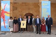 Autoridades y responsables del festival en la fachada de La Audiencia