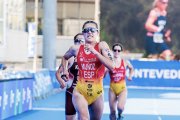 Marina Muñoz sprintando por entrar en el pódium en la prueba de Acuatlón en el Mundial que se celebra en Pontevedra.