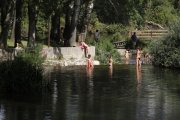 Personas bañándose en el Duero.