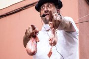 Subastador en plena subasta de una pieza.