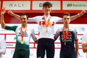 Iván Romeo en el centro de la imagen como campeón de España en ruta.