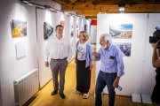 Felicísimo Verde explica la muestra a Alberto Santamaría y Yolanda Santos.