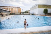 Primeros bañistas en la piscina del San Andrés este viernes.